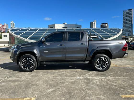TOYOTA HILUX 2.8 D-4D TURBO DIESEL CD SRX PLUS 4X4 AUTOMÁTICO